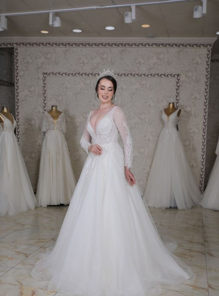 ARW 17 A Kesim Sırt Dekolteli V Yaka Gelinlik