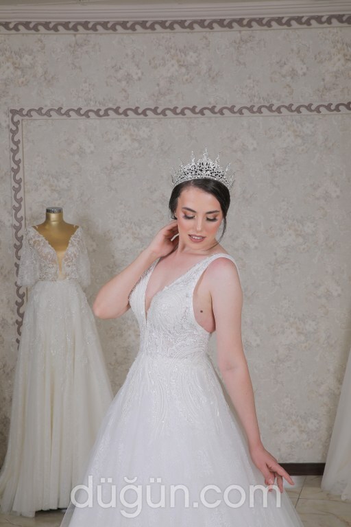 ARW 16 A Kesim Sırt Dekolteli V Yaka Gelinlik 3