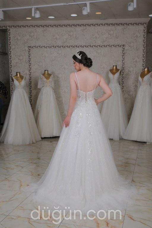 ARW 8 Sırt Dekolteli V Yaka Düz Kesim Gelinlik 2