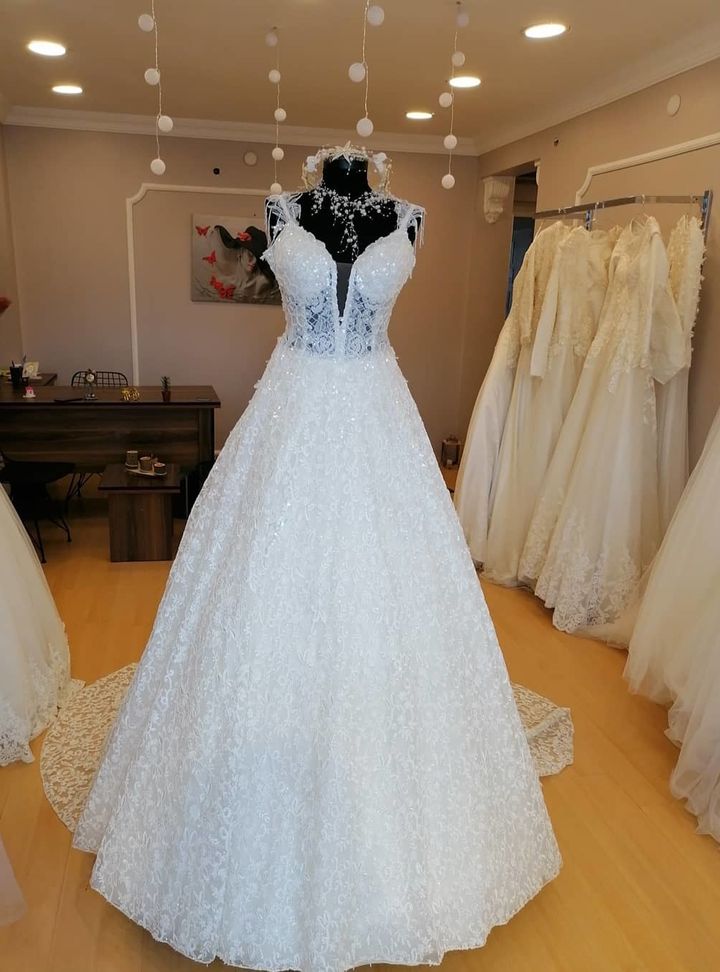 1022 A Kesim V Yaka Modern Gelinlik