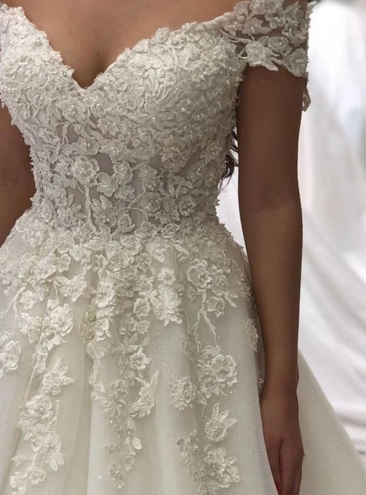 1005 A Kesim Düşük Omuz Göğüs Dekolteli Gelinlik