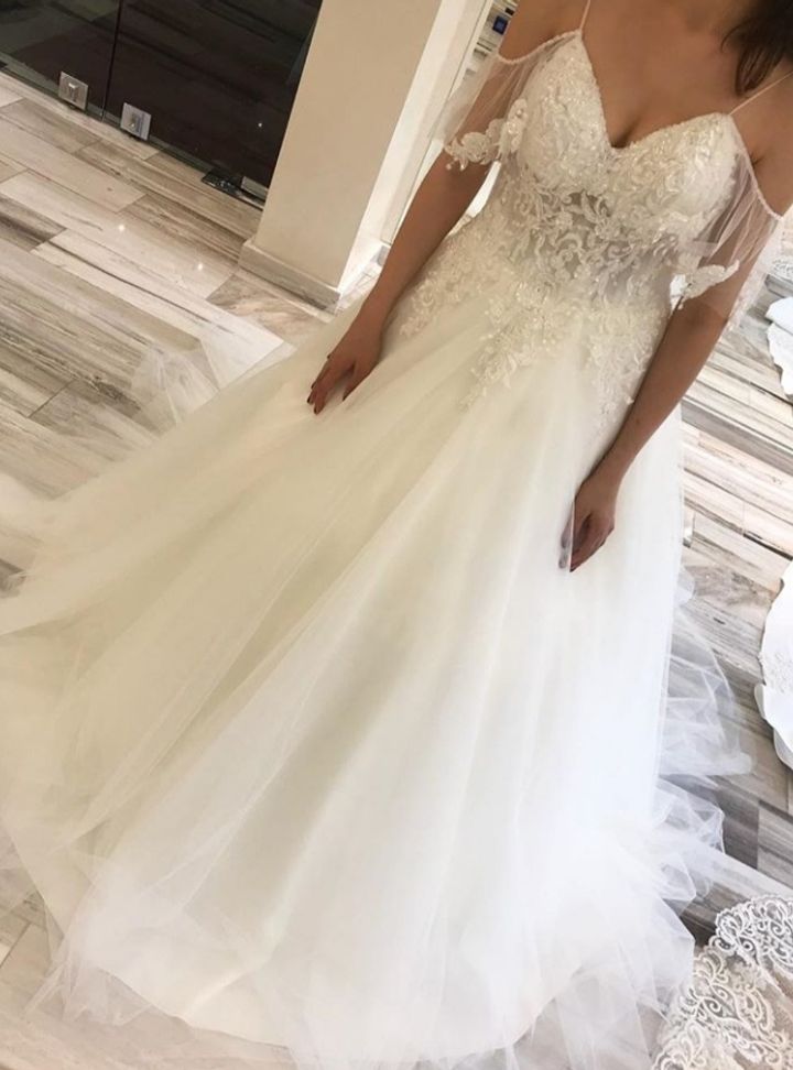 1035 A Kesim V Yaka Göğüs Dekolteli Gelinlik