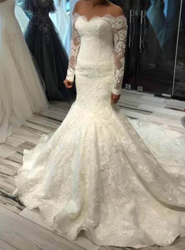 1032 Balık Kesim Düşük Omuz Göğüs Dekolteli Gelinlik