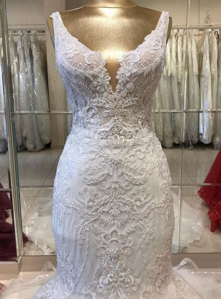 1023 Balık Kesim Sırt Dekolteli V Yaka Gelinlik