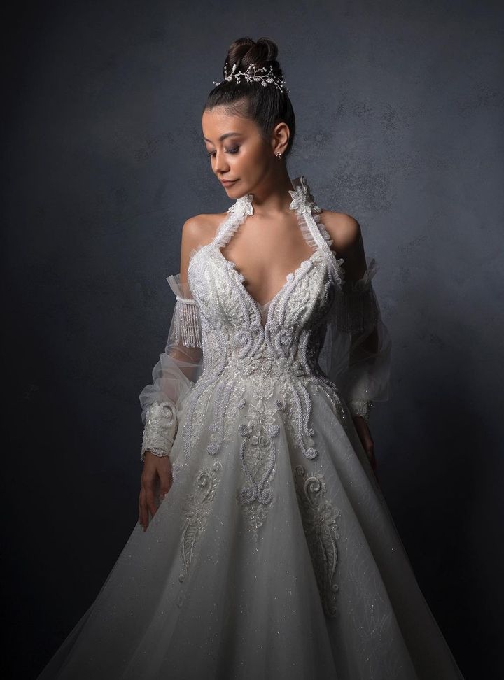 DSM 11 A Kesim Sırt Dekolteli Halter Yaka Gelinlik