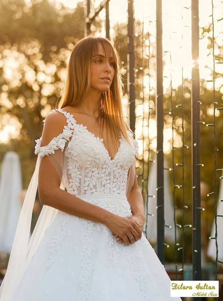 DSM 19 A Kesim Sırt Dekolteli V Yaka Gelinlik