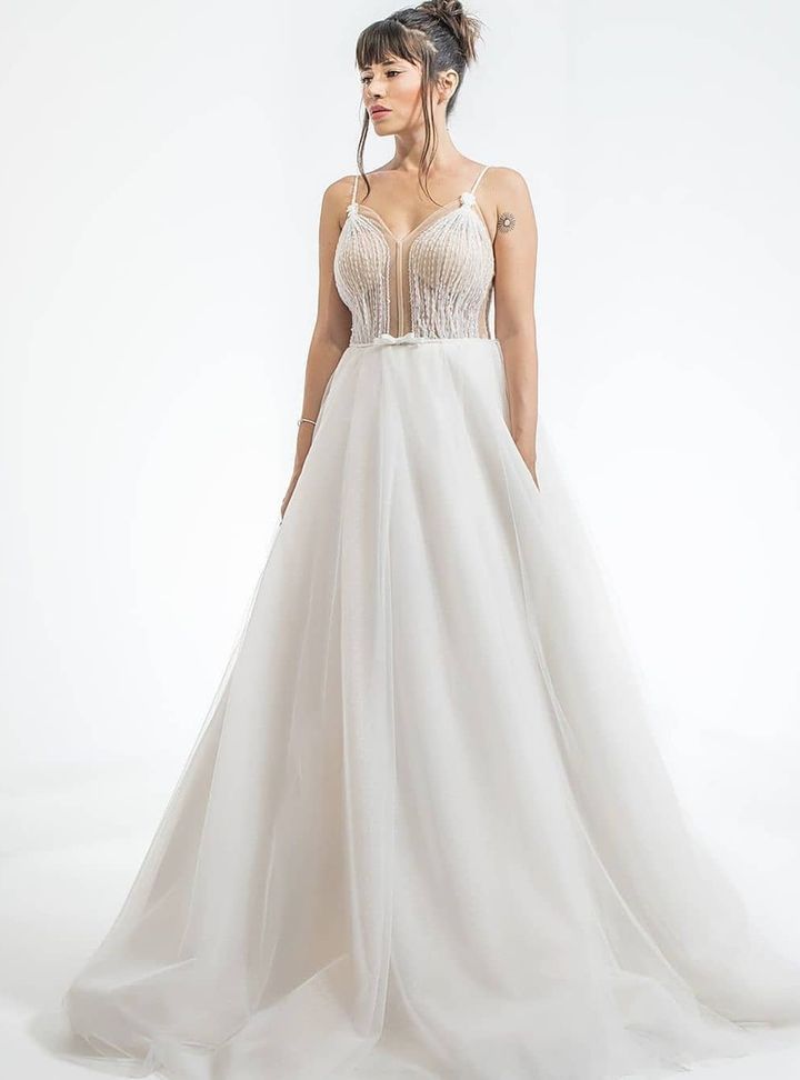 DSM 25 A Kesim V Yaka Modern Gelinlik