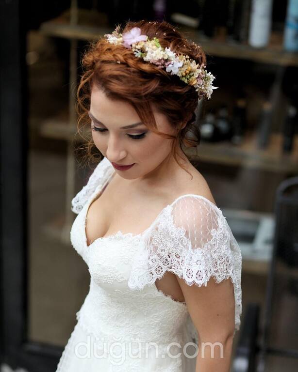 Çiçek Taçlı Gelin Topuzu