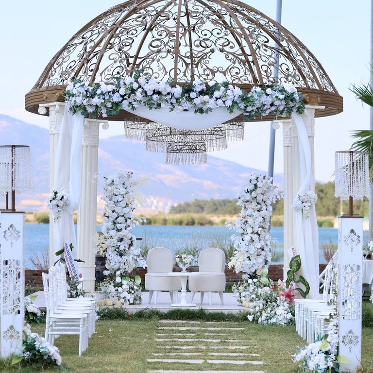 Lake Peri'ss Luxury