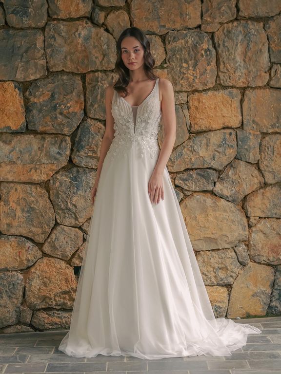 MA-8-25 A Kesim V Yaka Göğüs Dekolteli Gelinlik 4