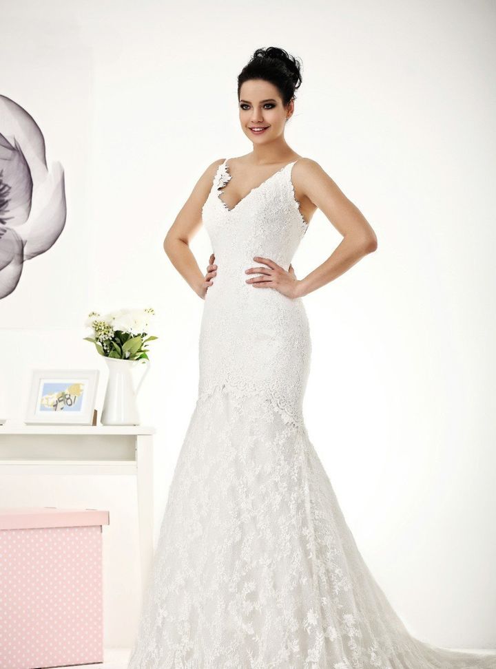 F.143  Balık Kesim Sırt Dekolteli V Yaka Gelinlik