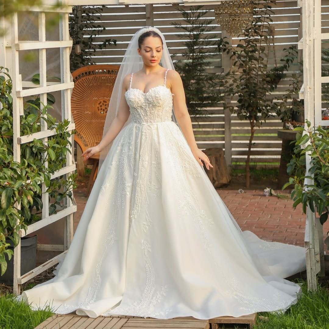 İşlemeli Askılı Gelinlik