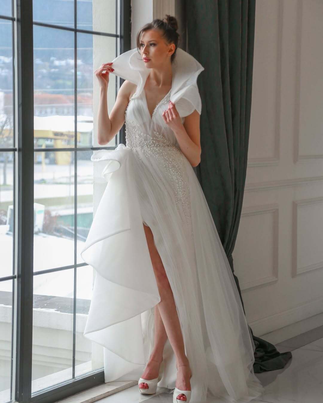 Yaka Detaylı Yırtmaçlı Modern Gelinlik