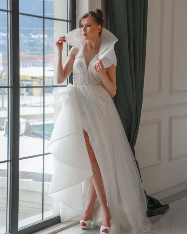 Yaka Detaylı Yırtmaçlı Modern Gelinlik