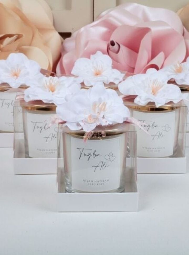 Çiçek Detaylı Beyaz Mum Hediyeliği