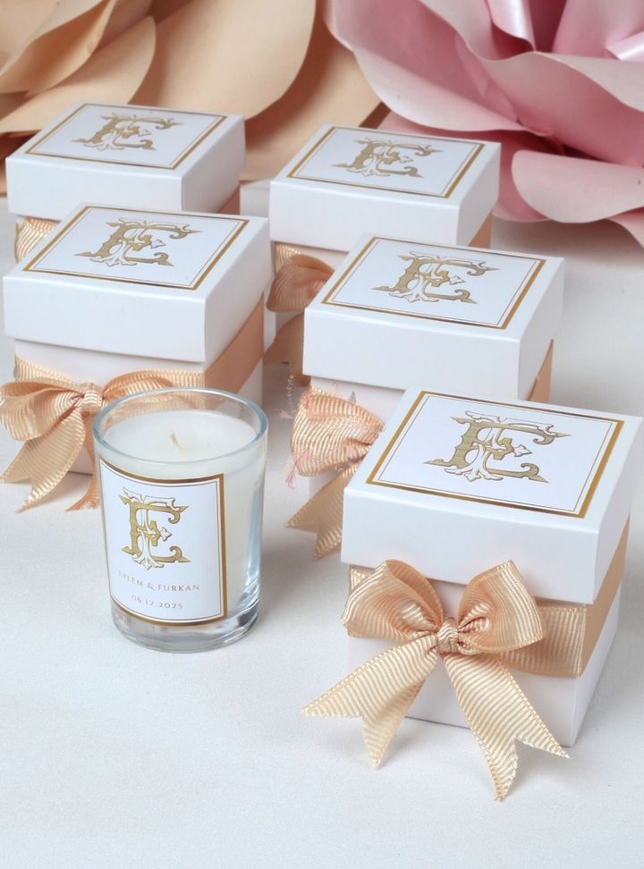  Monogram Detaylı Beyaz Mum Hediyeliği