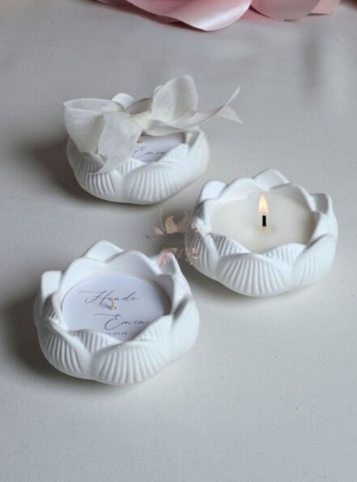 Beyaz Çiçek Detaylı Mum Hediyeliği