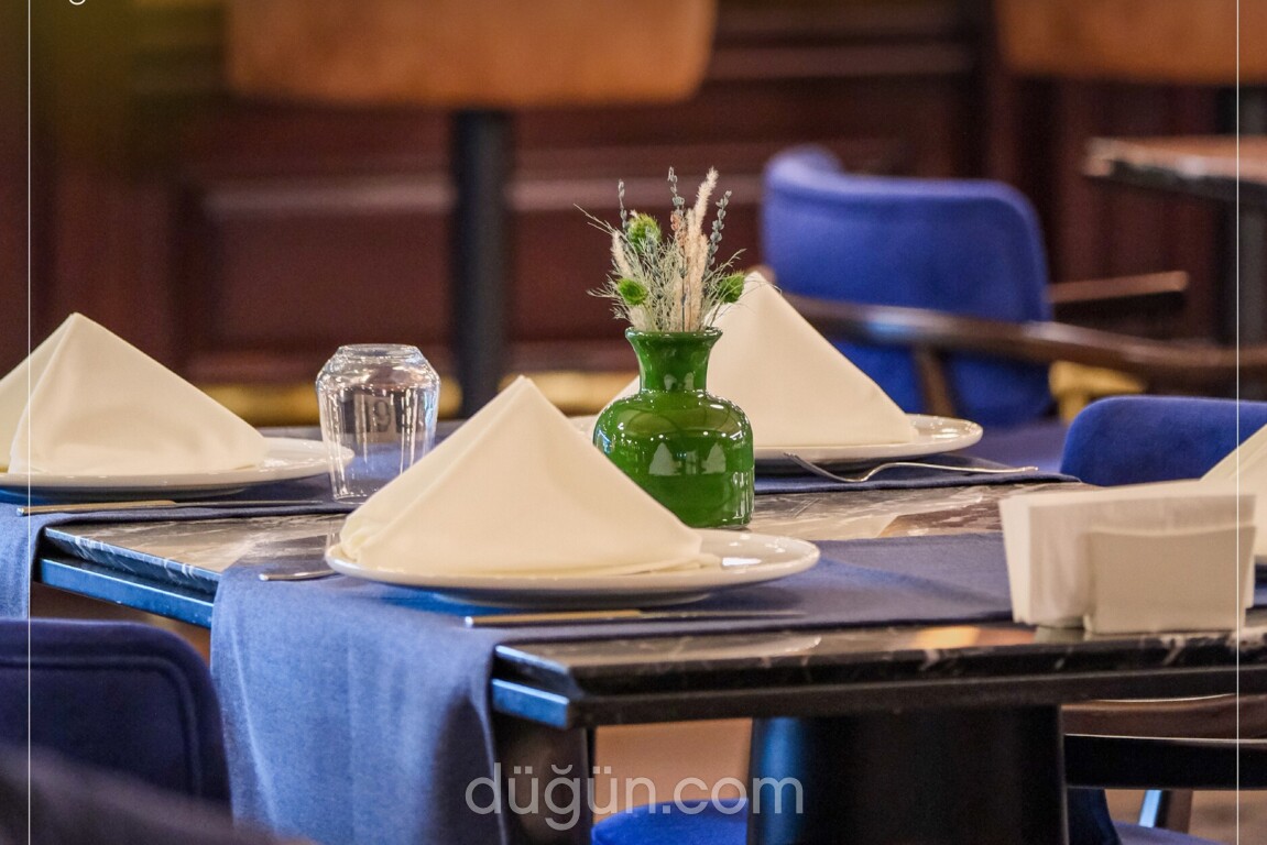 L'aura Kitchen & Bar Hilltown