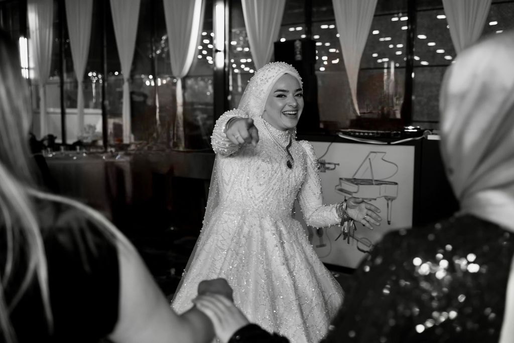 Düğün salonunda dans pistinde eğlenen gelin ve davetliler.