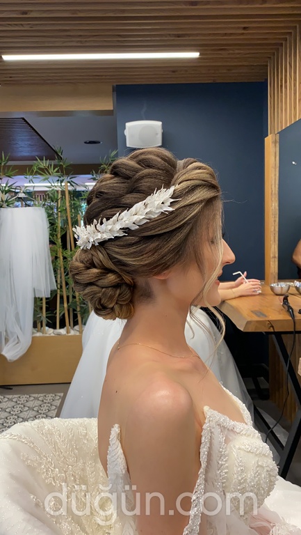 Çiçekli Düğün Örgü Saç Modeli