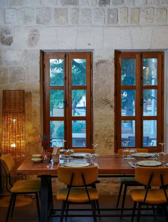 Gorgoli Lounge & Eatery