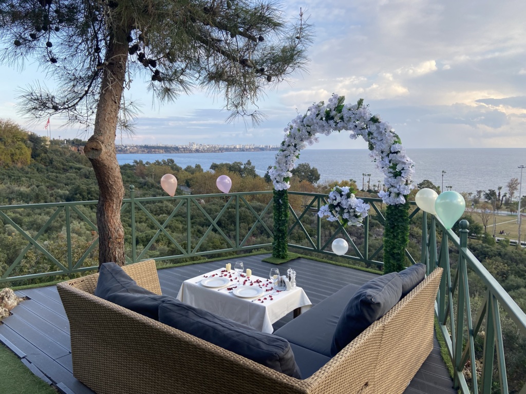 La Fallez Kitchen & Bar