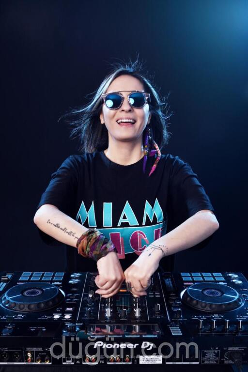 Dj Serap Çakmak ve Perküsyon Ekibi