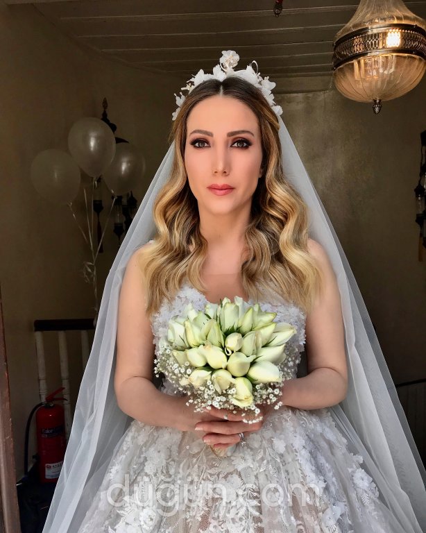 Taçlı Açık Gelin Saçı Modeli