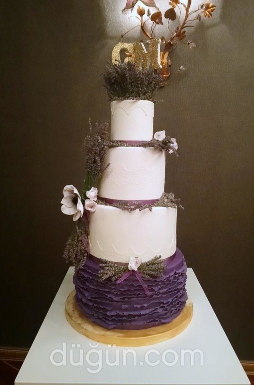 Kuru Bitkilerle Süslenmiş Pasta