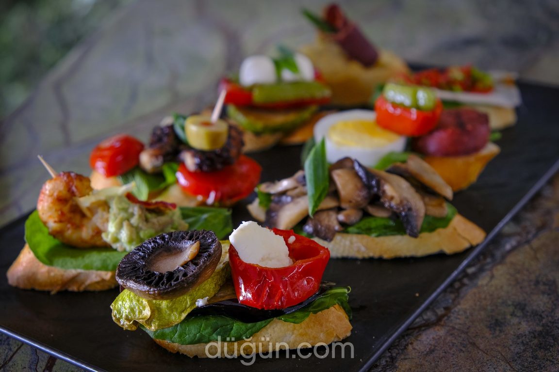 4 Reasons Hotel & Bistro