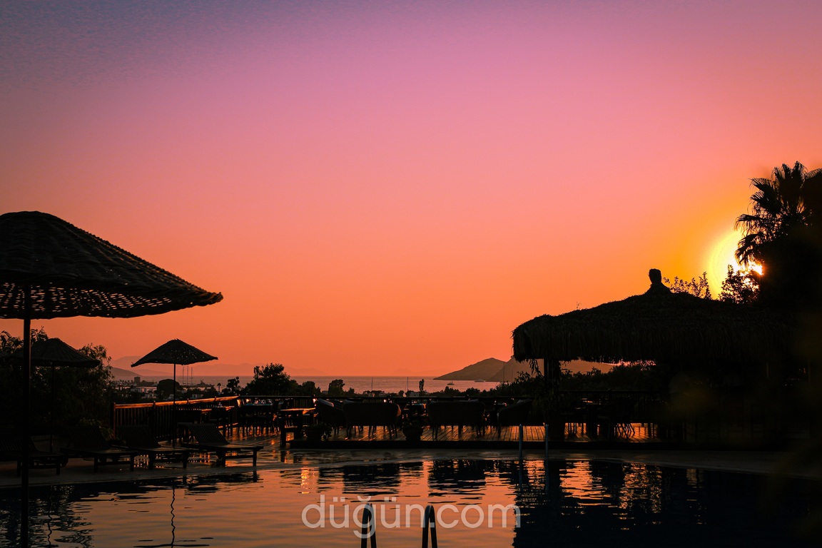 4 Reasons Hotel & Bistro