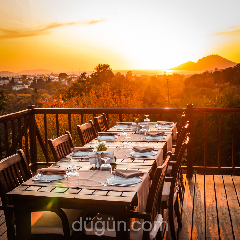 4 Reasons Hotel & Bistro