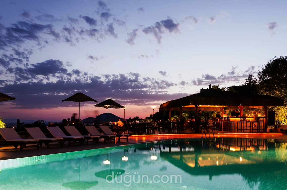 4 Reasons Hotel & Bistro