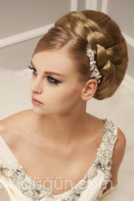 Örgülü Balon Gelin Saçı Modeli