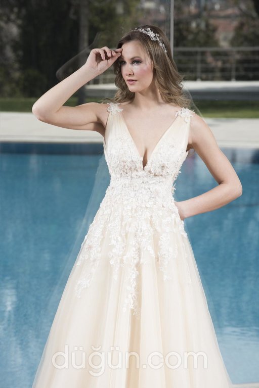 V Yaka Gelinlik Modeli