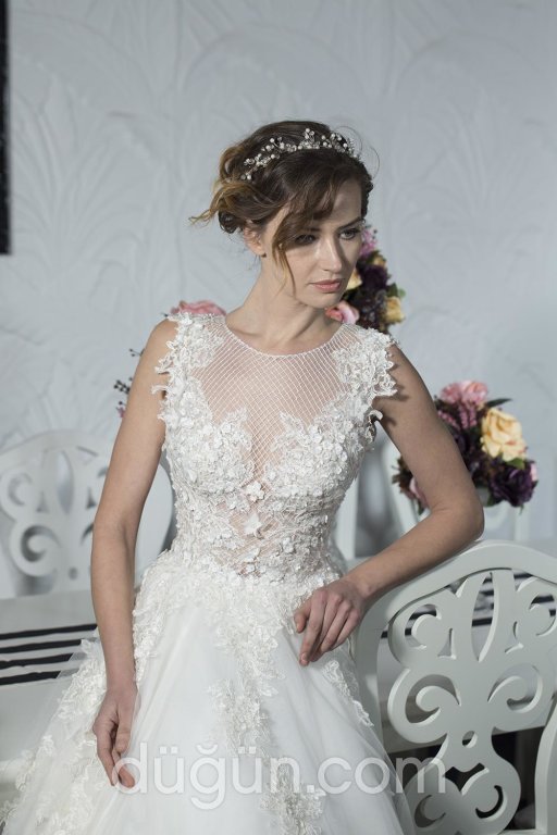 Bisiklet Yaka Gelinlik Modeli