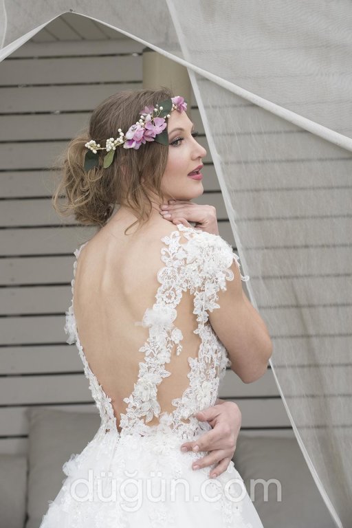 Sırt Dekolteli Gelinlik Modeli