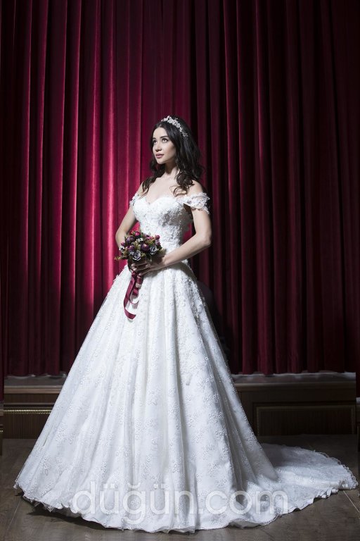 Düşük Omuzlu Gelinlik Modeli