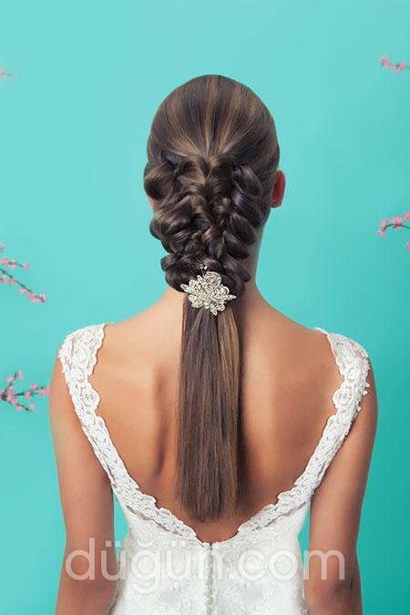 Örgülü Yarı Açık Saç Modeli