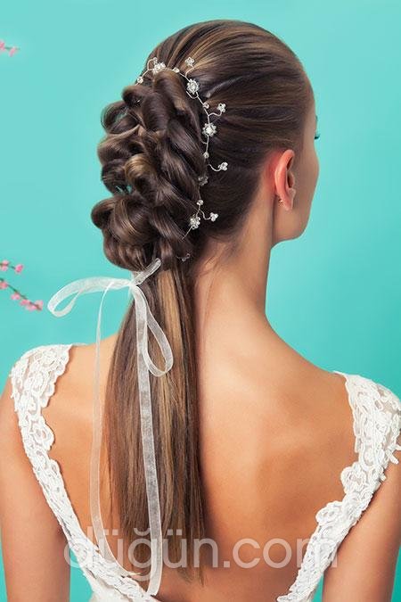 Yarı Açık Örgülü Topuz Modeli