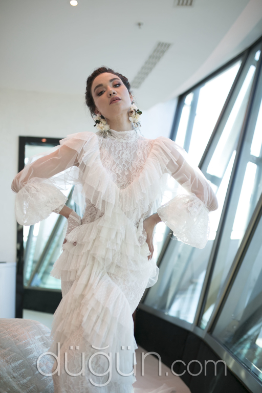 Fırfırlı Hakim Yaka Gelinlik