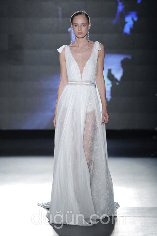 Derin V Yakalı Tül Yırtmaçlı Gelinlik Modeli