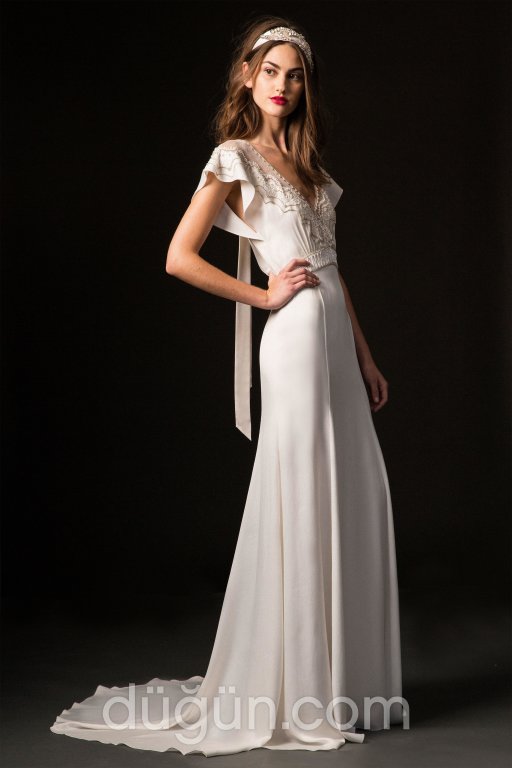 Derin V Yakalı Düz Kesim Gelinlik Modeli