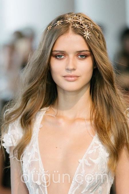 Pembe Tonlarında Buğulu Göz Makyajı