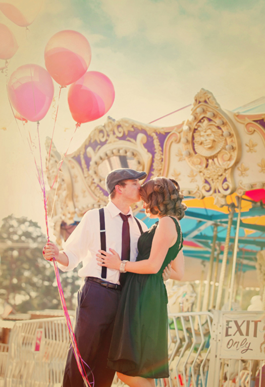 Lunaparkta Eğlenceli Nişan Pozları