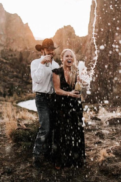 Eğlenceli Nişan Pozu