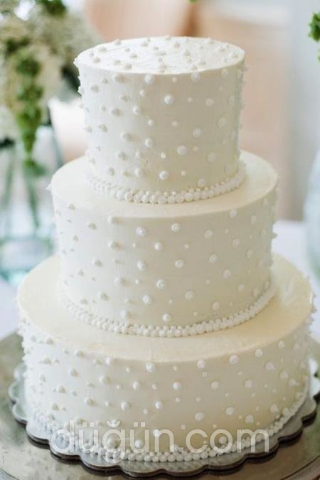 Üç Katlı Beyaz Düğün Pastası