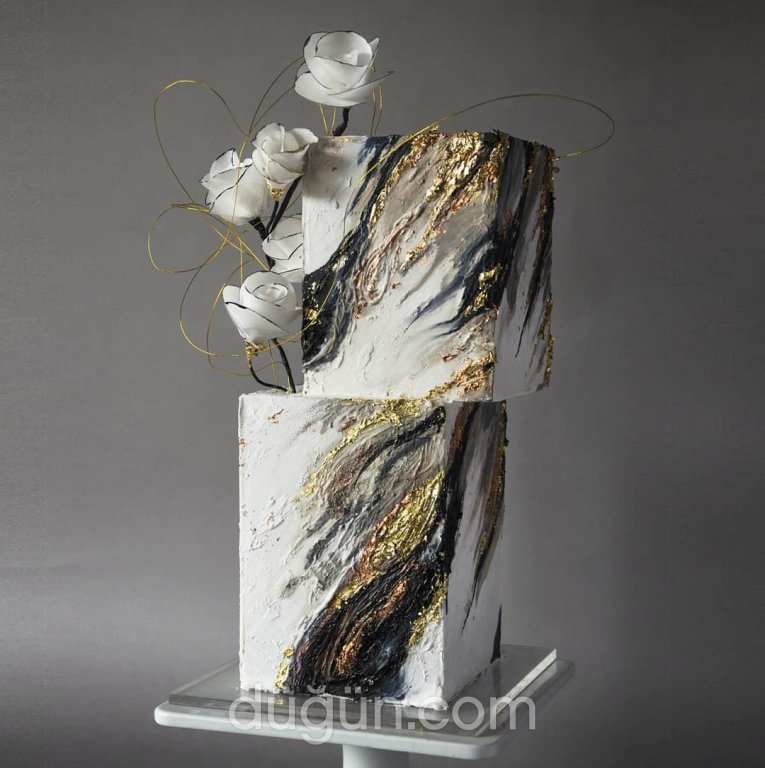 Beyaz Güllü Nişan Pastası