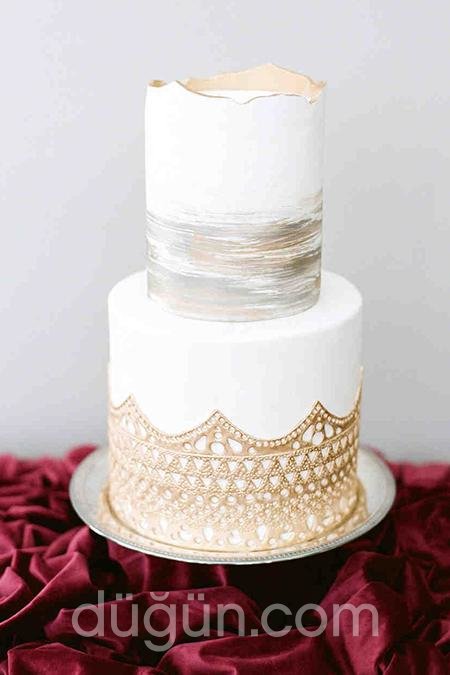 Gold Detaylı Beyaz Nişan Pastası