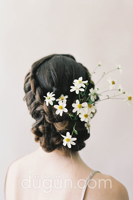 Kır Düğünü Papatyalı Saç Modeli